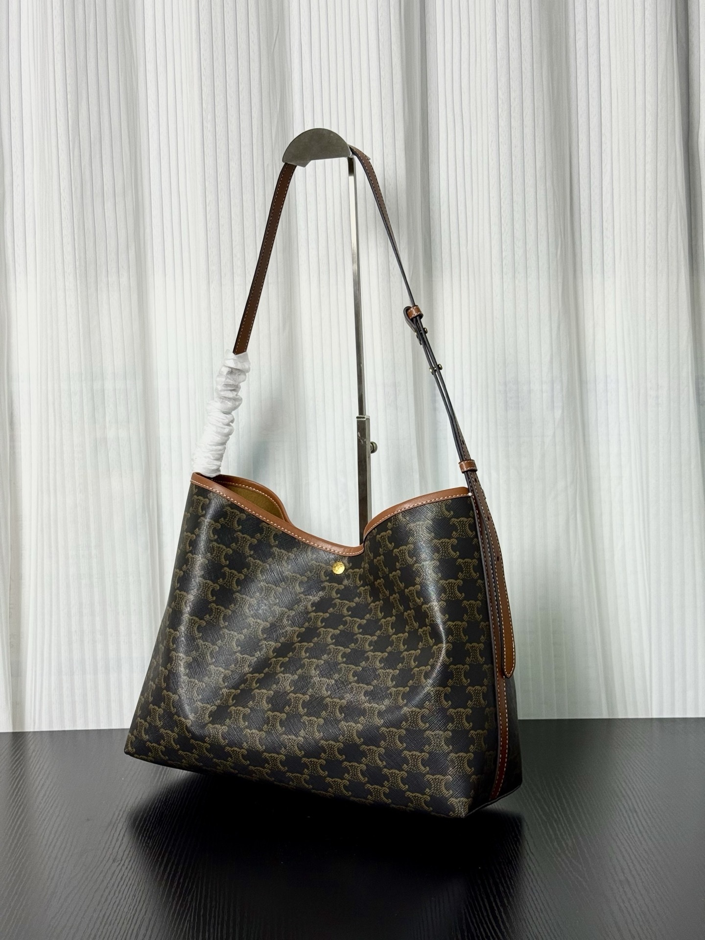 セリーヌ Soft Shopper トートバッグ 新作｜14インチPC収納可能×美しさと実用性の両立｜32.5×24.5×14cm｜夢中情包の静寂美学｜通勤・旅行万能アイテム