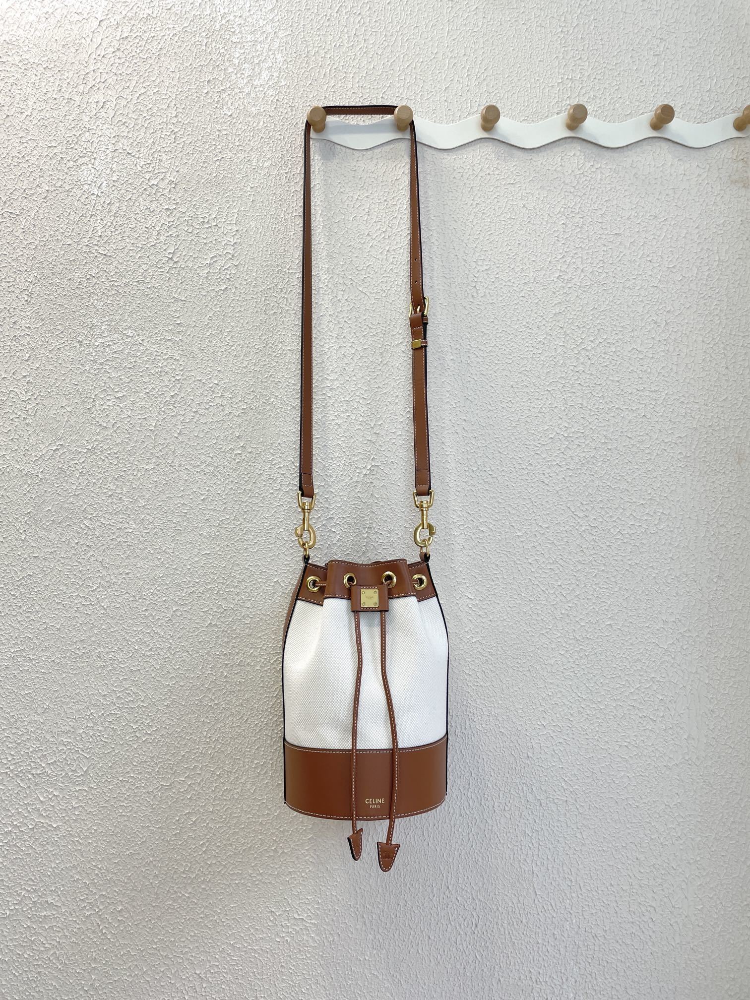 セリーヌ 23早秋新作 バケットバッグ｜ヘンプ×牛革パイピング｜ドローストリング縮口×調節肩带｜19.5×18.5×26cm｜驚きの大容量・軽量好打理｜斜挎/肩背2WAY｜通勤に最適な朗報