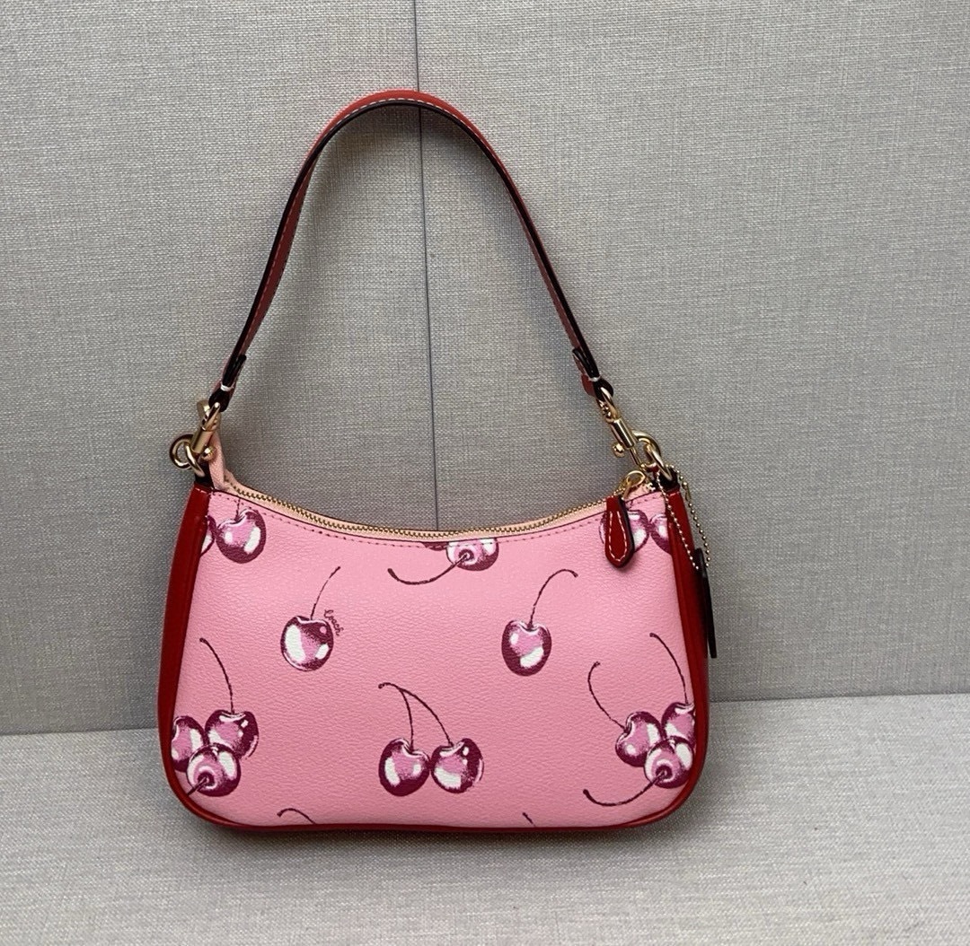 コーチ 5月新作 レッドチェリー柄バッグ CB290｜店員さん愛称「チェリー」｜24×15×7cm・甘辛可愛い｜思わず手が伸びる・必携アイテム