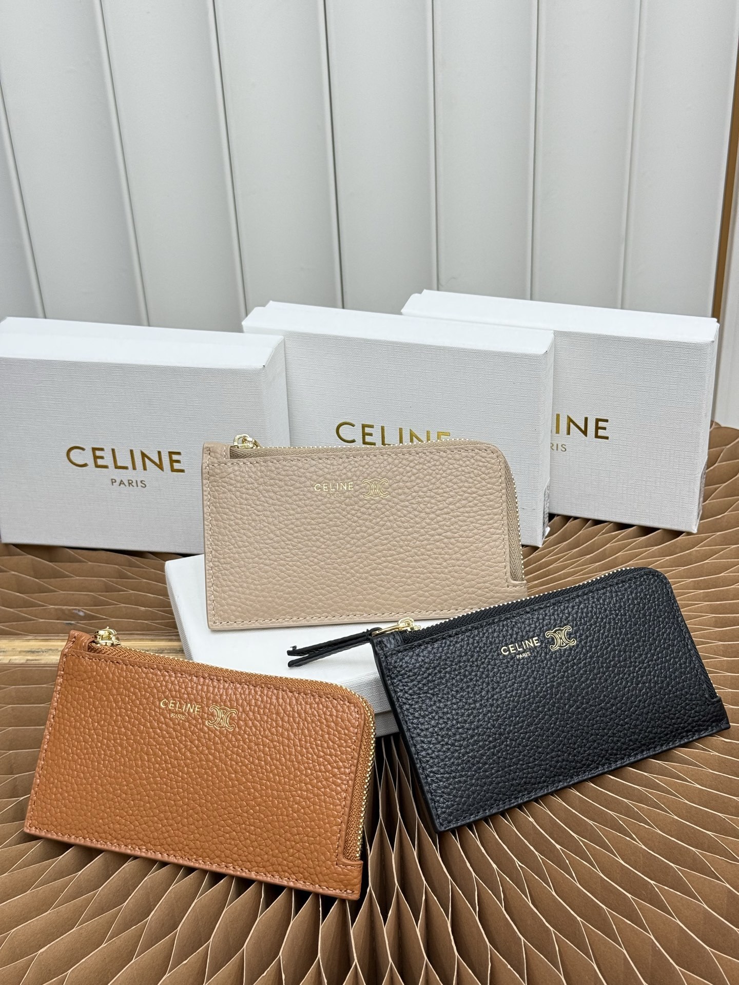 CELINE トライアンフ ロングジッパーカードケース｜牛革製 ゴールドフィニッシュ 5カードスロット＆ジッパーコインポーチ付き