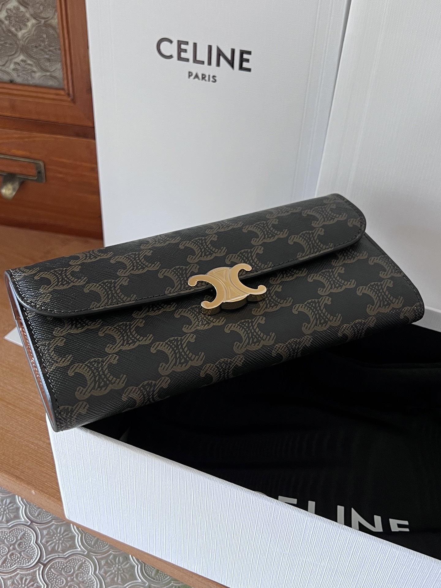 CELINE TRIOMPHE ラージウォレット｜品番10E313 牛革製 ゴールドメタル×TRIOMPHEスナップ留め 12カードスロット＆多機能収納