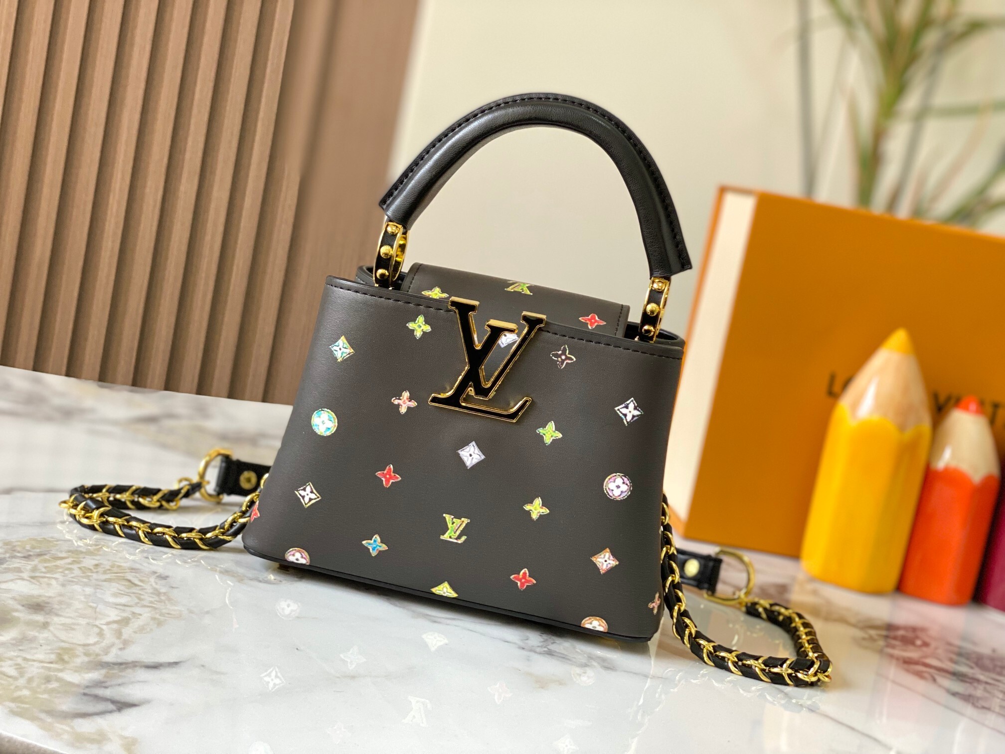 LOUIS VUITTON カプシーヌ イーストウェスト ミニ ブラック プレーングラフィティ ハンドバッグ
