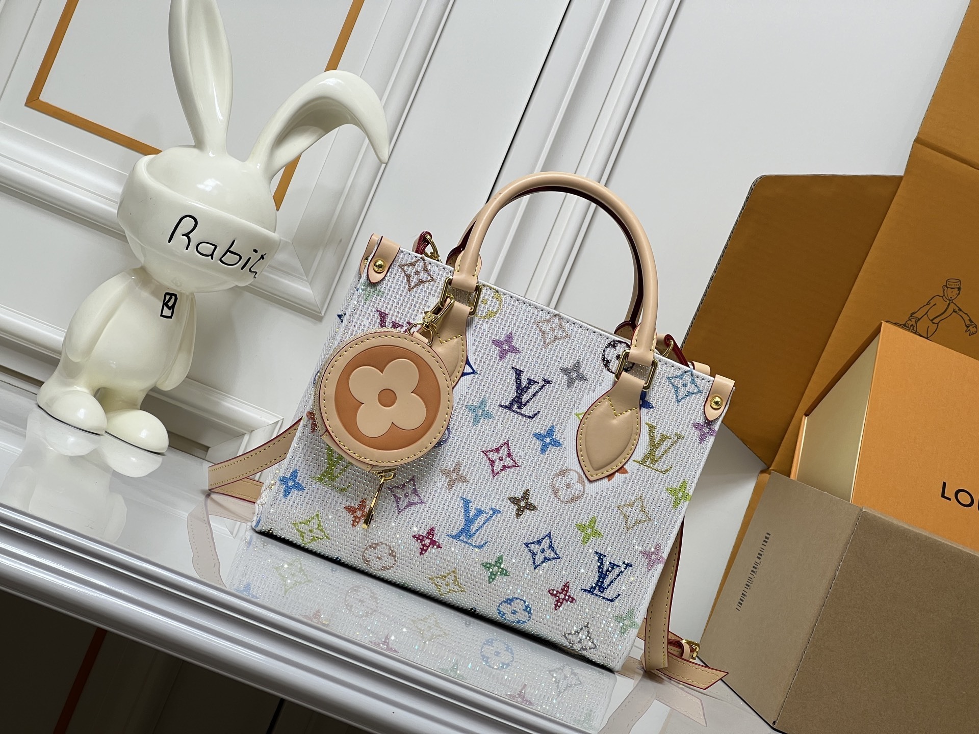 ルイ・ヴィトン OnTheGo 小号手袋「ドリームシリーズ」：モノグラムとデジタルアートの融合