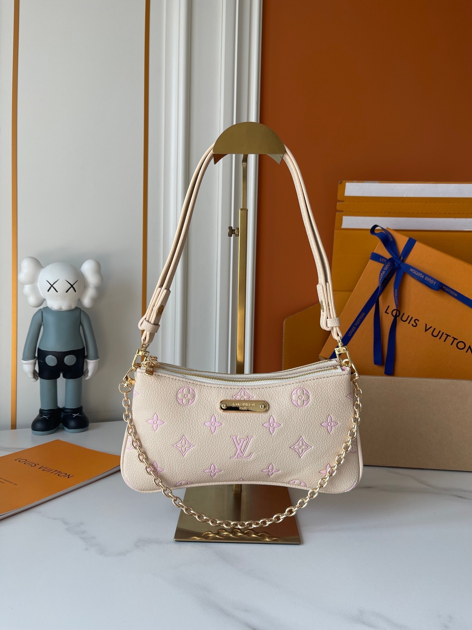 ルイ・ヴィトン Liv Pochette 手袋：モノグラムデニムのノスタルジックスタイルと多機能ストラップで新時代のラグジュアリーを提案