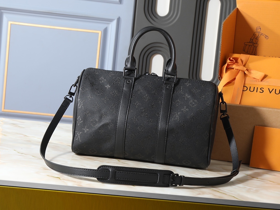 ルイ・ヴィトン Keepall Bandoulière 35 バッグ：ライチ模様の粒面革とエアグラムの美学が織りなす永遠のスタイル