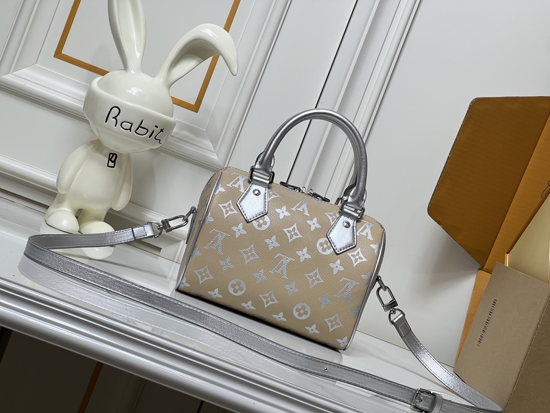 ルイ・ヴィトン Speedy Bandoulière 20 バッグ：モノグラムミロアーの未来感とスキーシリーズの機能美が融合