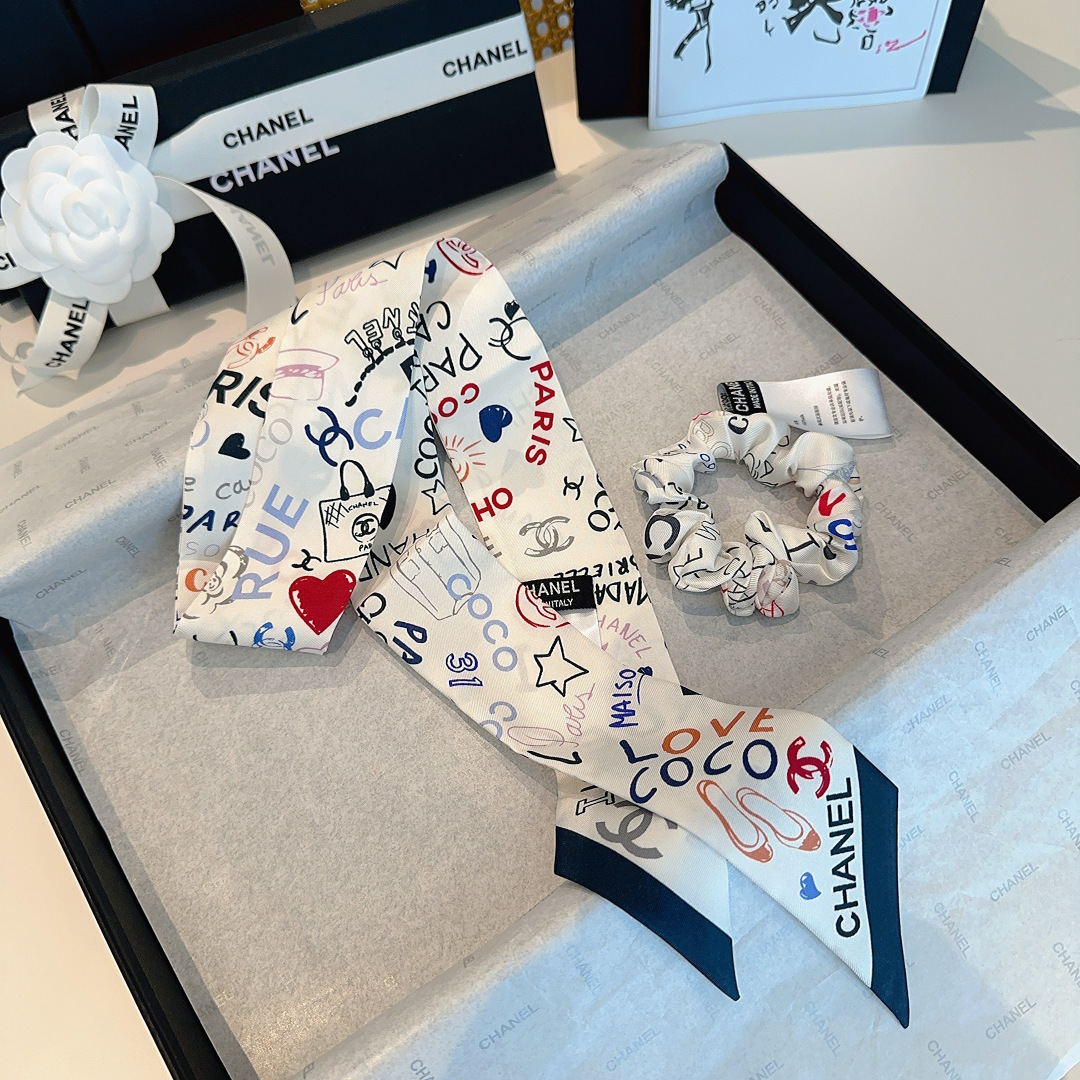 シャネル マルチウェイ真丝ツイール＆ヘアバンドセット 発売！ 双Cモノグラムで"髪飾り×スカーフ"自在変化 必須アイテム化する美学