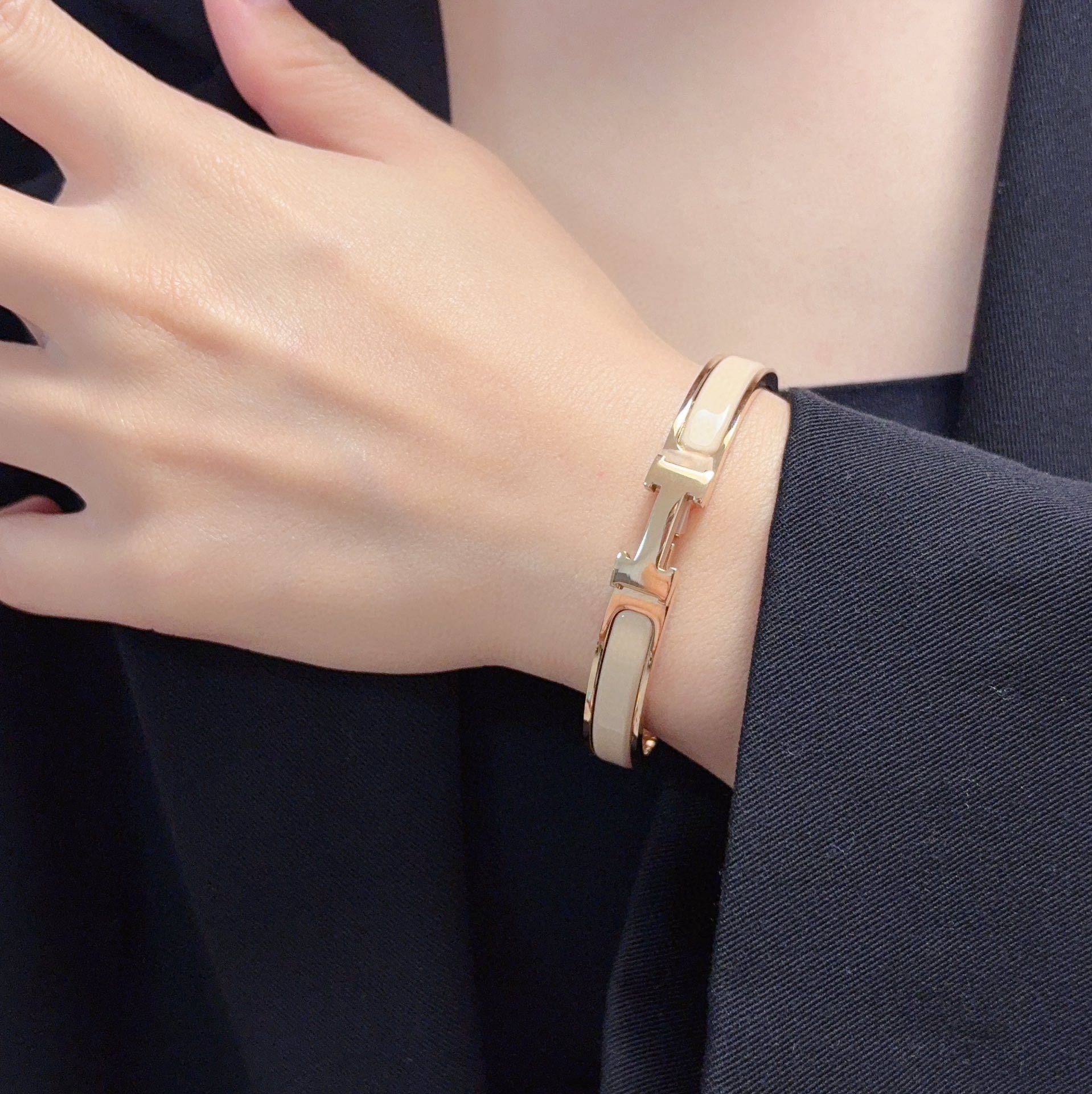 エルメス風 ミルクティー エナメル ブレスレット｜8mmスリム幅で叶える、肌映え抜群のローズゴールド逸品