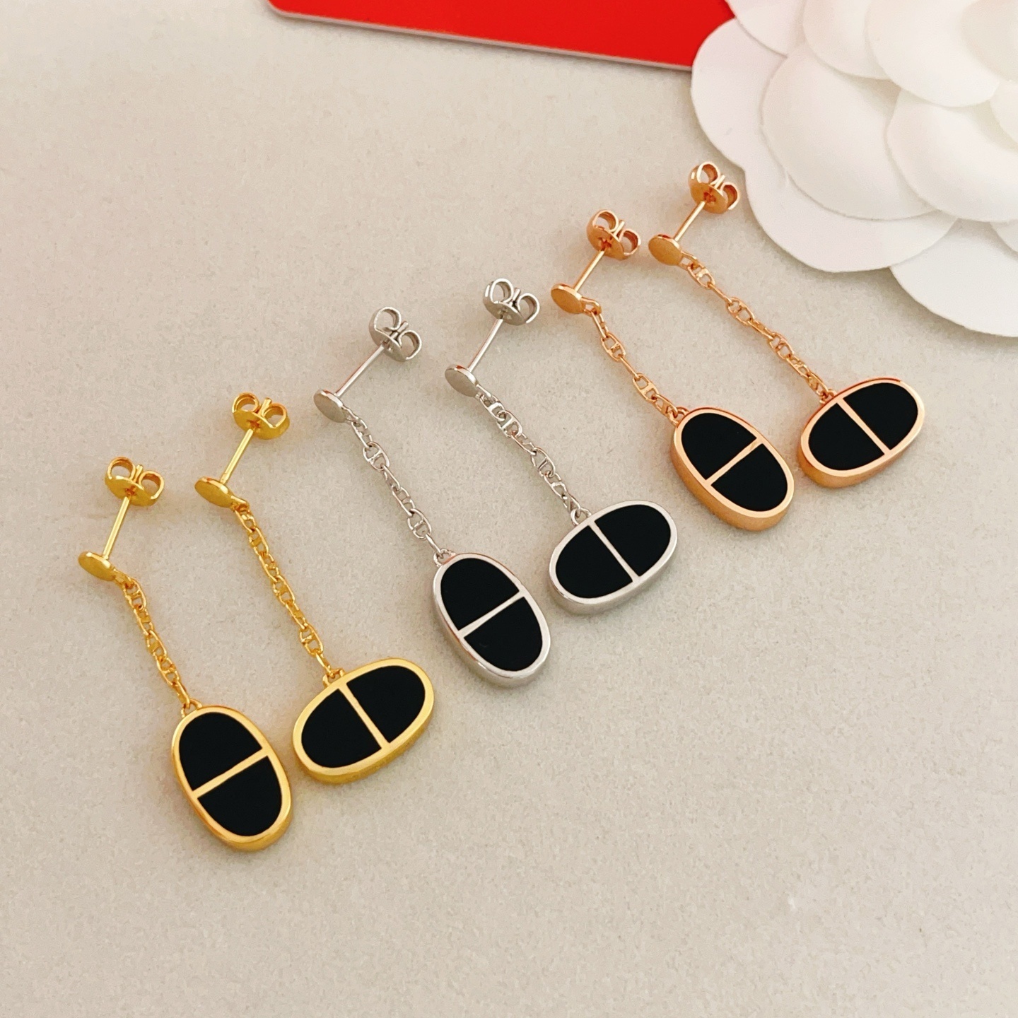 Hermès エルメス】 ピッグノーズ スタッズ イヤリング 【3色展開】シルバー / ローズゴールド / ゴールド｜ブラックシェル｜メゾン・ド・オートクチュール