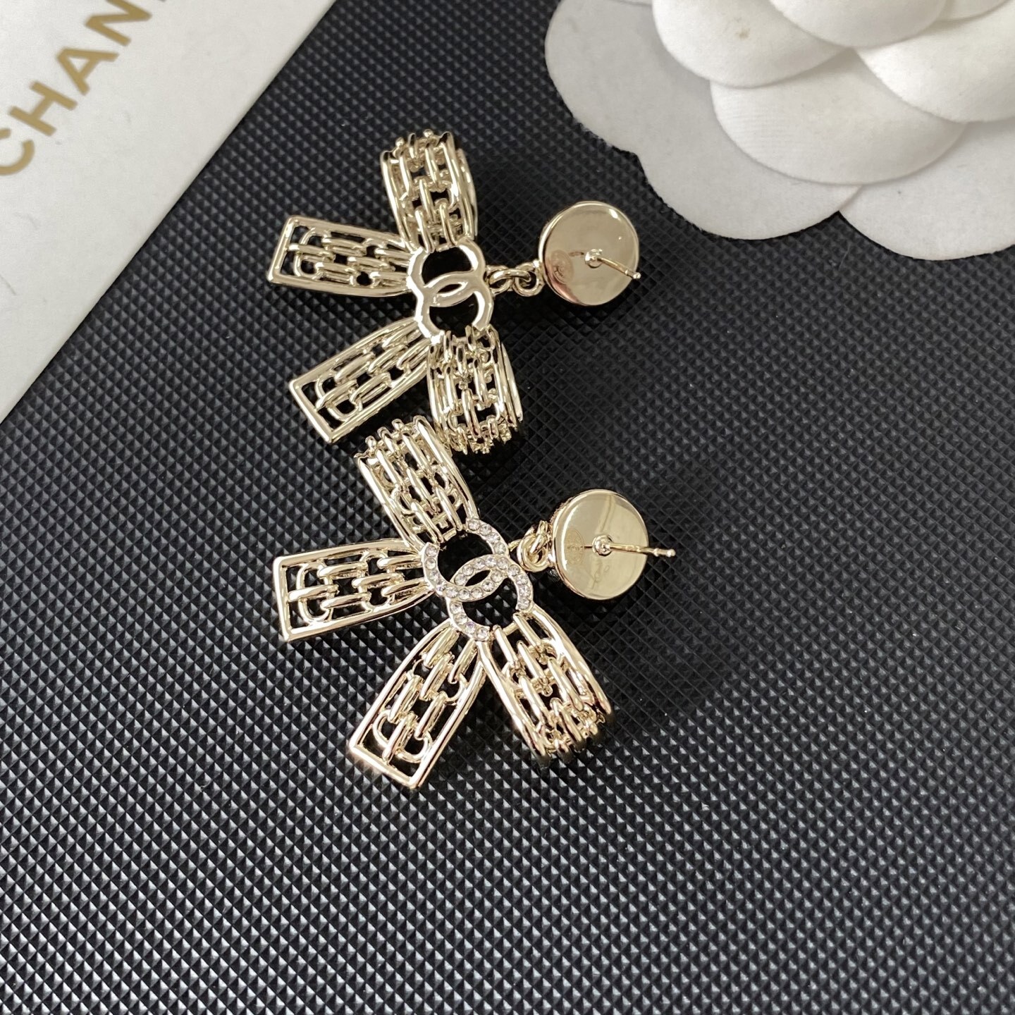 【CHANEL風】パール＆フルダイヤ リボン ピアス ブティック品質 真鍮 シンプル 上品 大人可愛い 公式一致