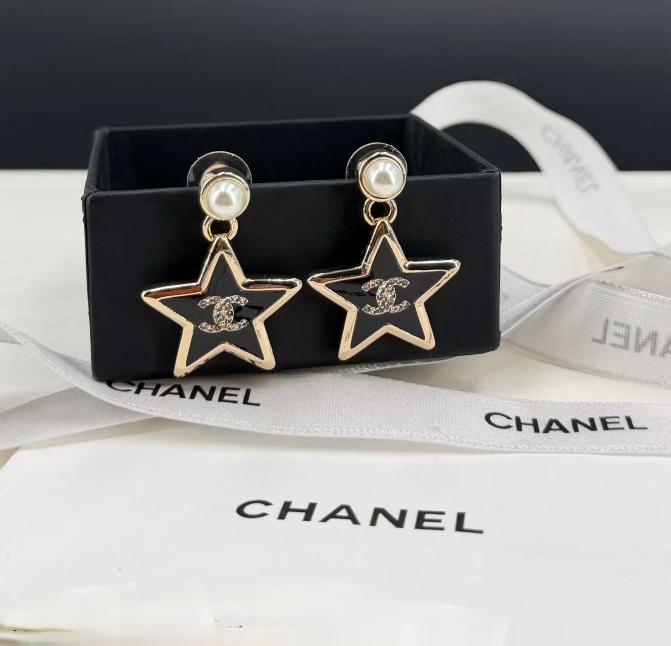 【CHANEL 2026 春夏新作】ゴールド×ブラック 五角星 ピアス ヴィンテージ感 お嬢様系 レトロ香港風 パール＆ロゴ