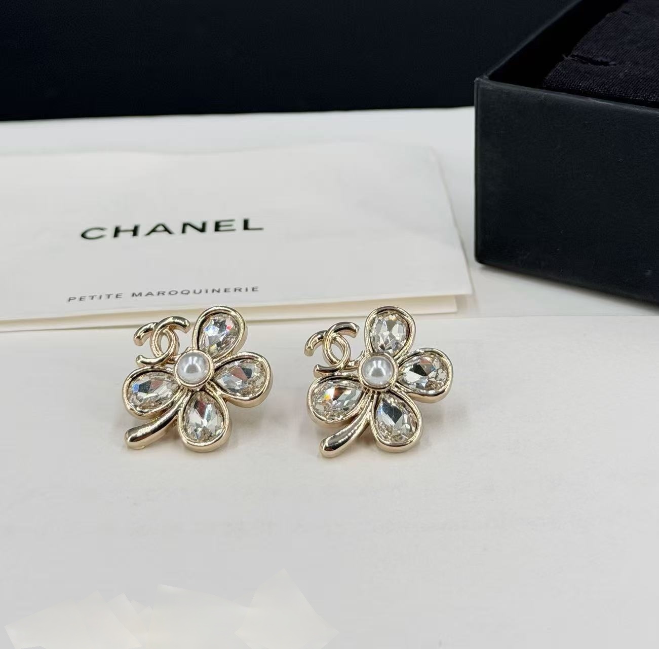 CHANEL イヤリング / ピアス | スワロフスキー ダブルC クローバー | 定番 スタッド ジルコニア キラキラ レディース プレゼント