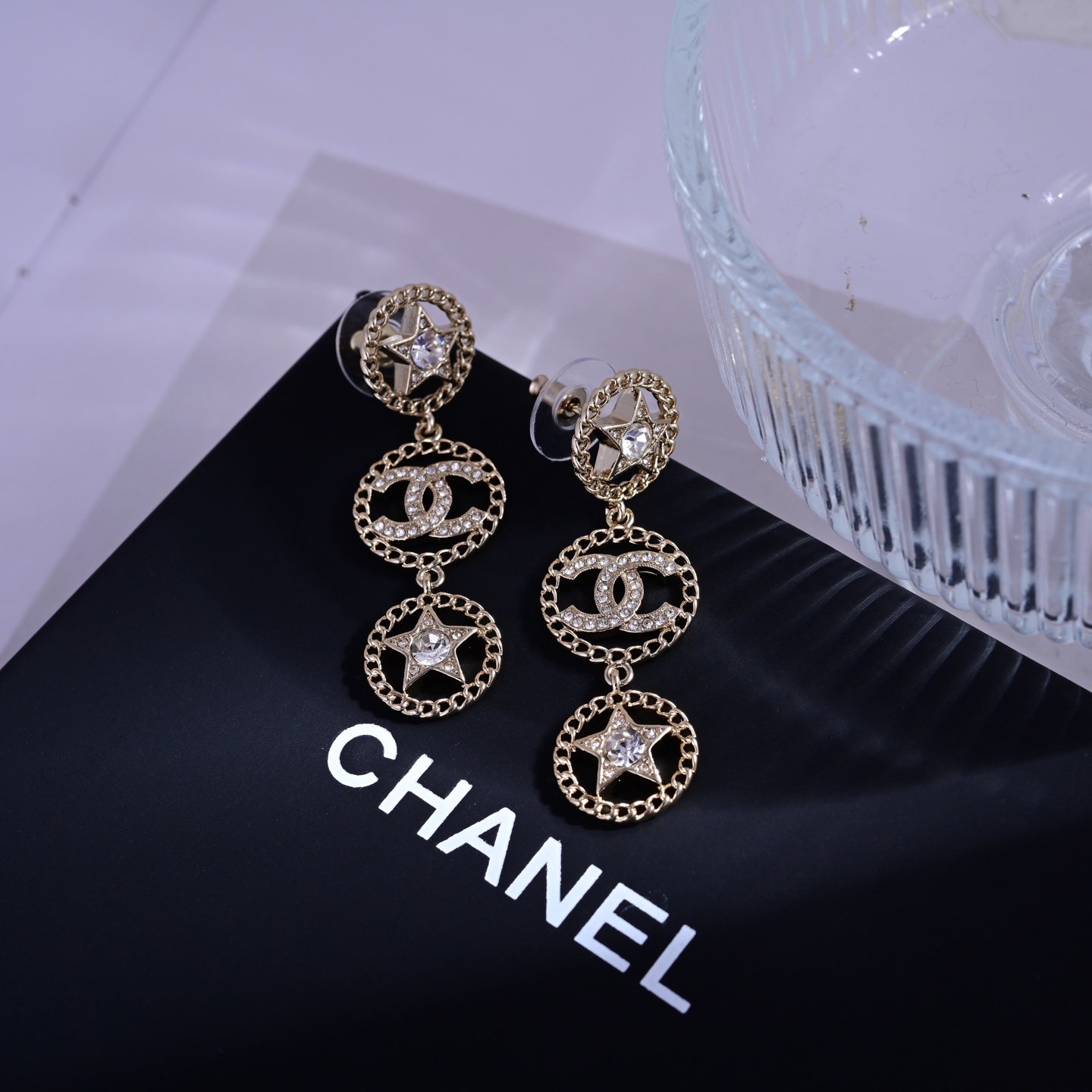 CHANEL イヤリング | 立体彫刻 フェイスライン補正 華奢 レディース | 上品 シンプル 若々しい おしゃれ