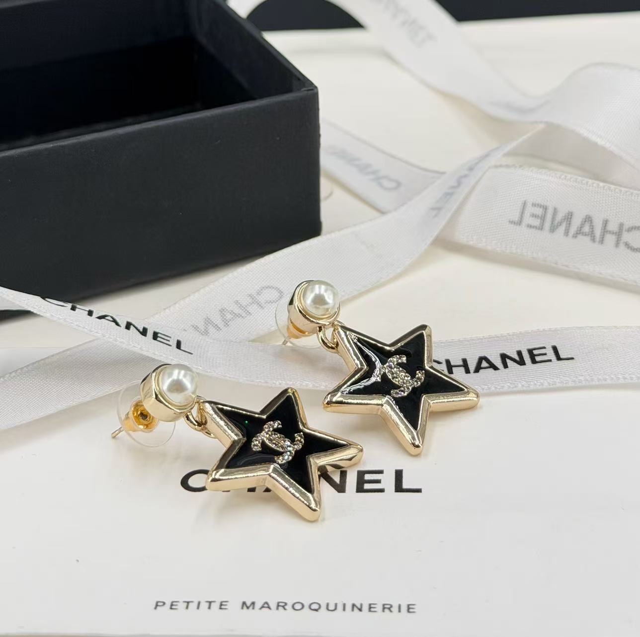 CHANEL 26春夏 新作 イヤリング | 五角星 五芒星 ブラックエナメル ヴィンテージ ゴールド
