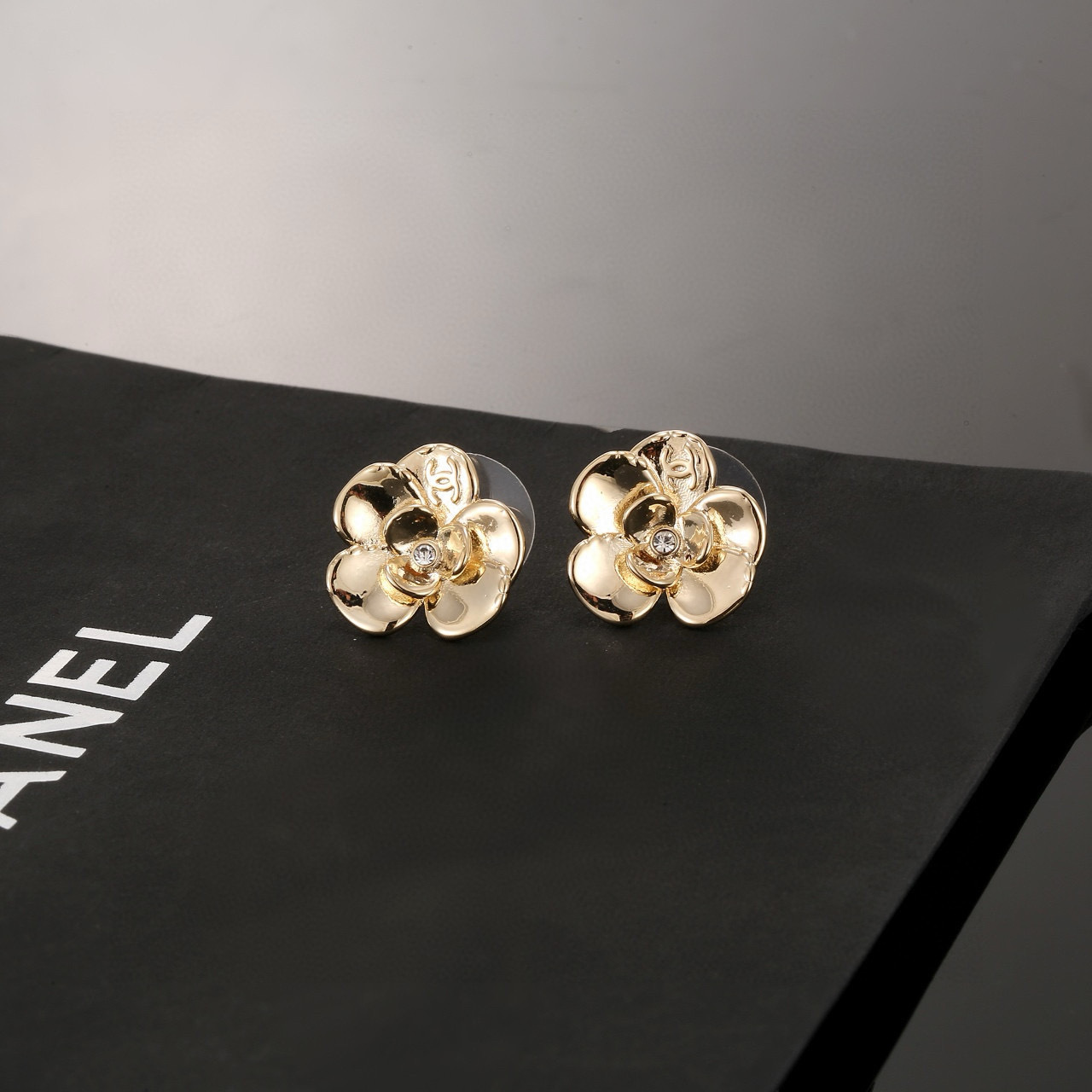 CHANEL シャネル ピアス カメリア ゴールド レジン 小顔効果 ヴィンテージ 双C ロゴ