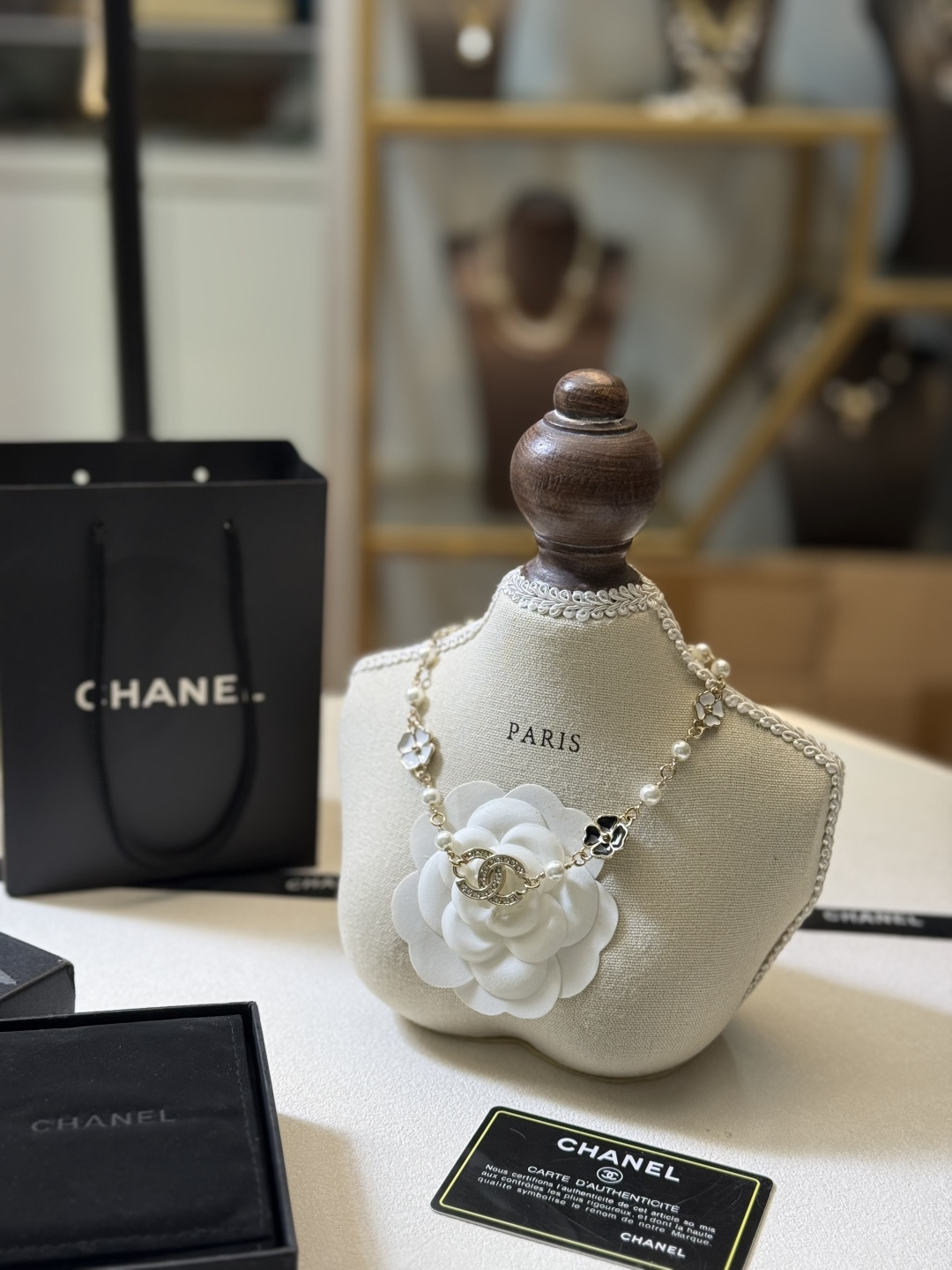 シャネル系 黑白カメリア パールチョーカー エナメルフラワーが際立つ 今季イチオシの逸品
