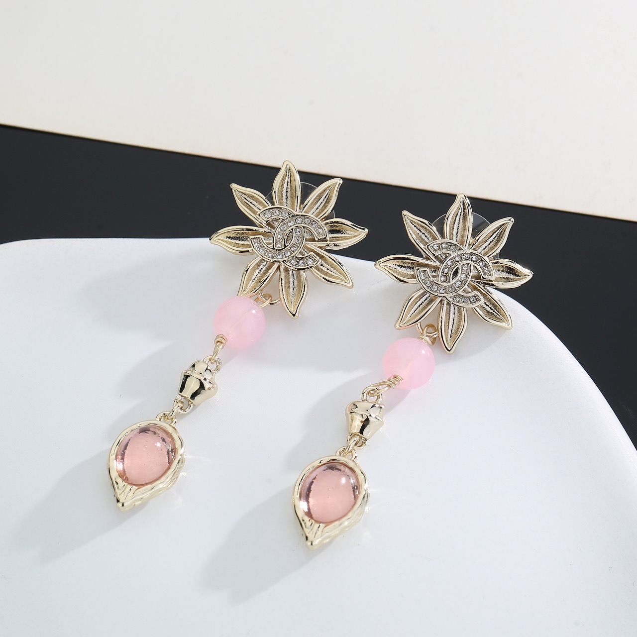 CHANEL シャネル ピアス サンフラワー 新作 レディース アクセサリー ゴールド レジン 小顔効果 大人可愛い