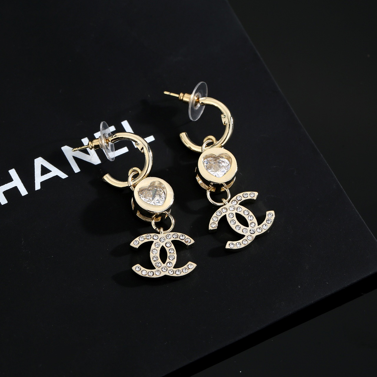 CHANEL シャネル ピアス 淡金色 早春 新作 レディース アクセサリー 小顔効果 丸顔 面長 どんな顔型でもOK