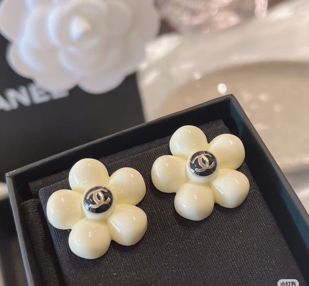 【CHANEL】シャネル イヤリング カメリア ホワイト アクリル 春コーデ 小顔効果 レディース お洒落
