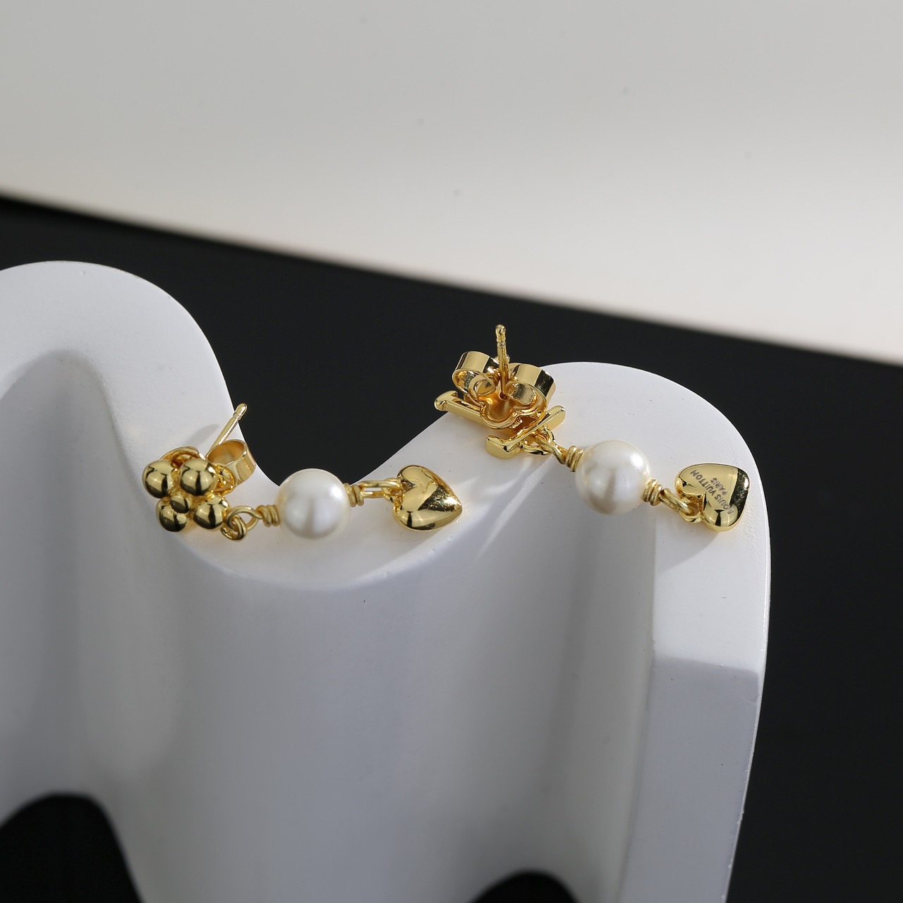 【LOUIS VUITTON】ルイ・ヴィトン イヤリング TWIG アルファベット ゴールド 芸能人愛用 定番 レディース