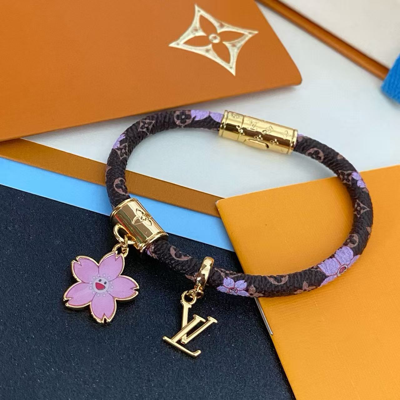 【LOUIS VUITTON】ルイ・ヴィトン ブレスレット 桜 リバーシブル ストラップ モノグラム ユニセックス レザー ゴールド