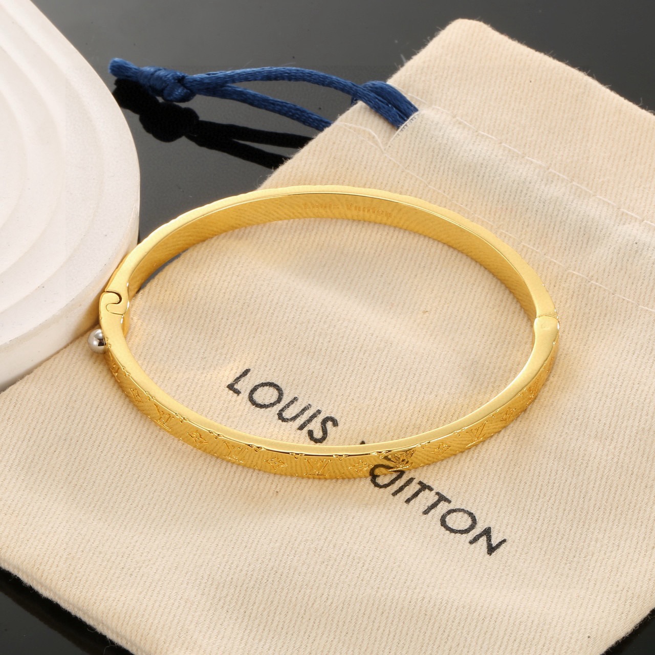 【LOUIS VUITTON】ルイ・ヴィトン ブレスレット ツイグ クローバー 透かし彫り 芸能人愛用 定番 ゴールド レディース
