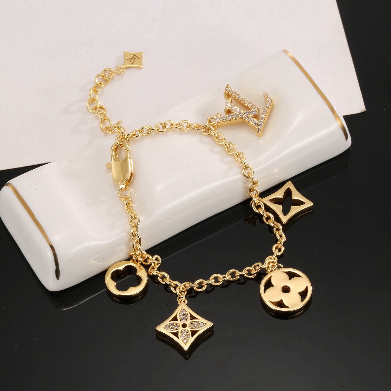 ルイ・ヴィトン  LV レター ブレスレット シルバー メンズ レディース 定番 スタッズ 刻印 ブランド アクセサリー ギフト ラッピング対応