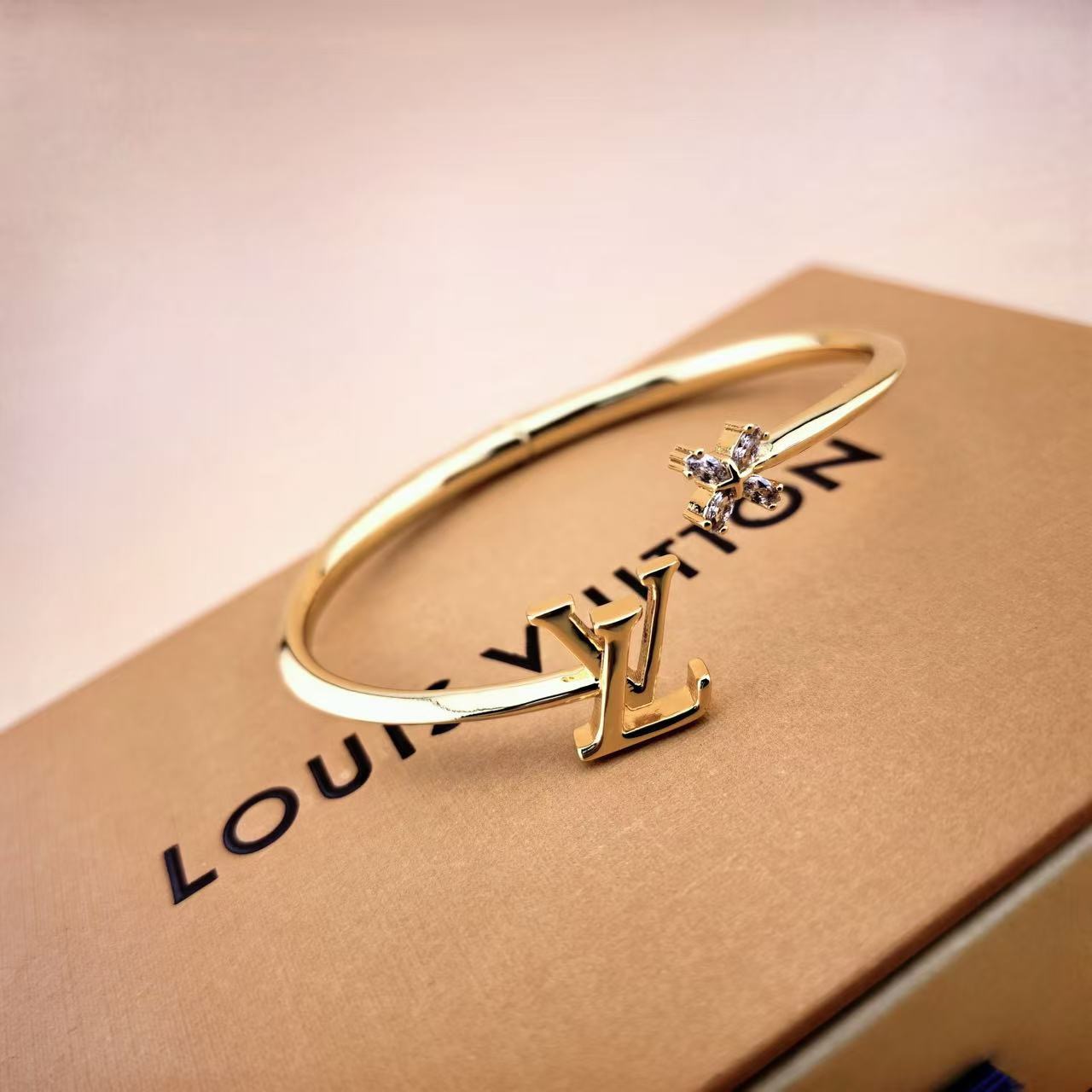 洗練されたデザインと職人技。ルイ・ヴィトン「LV Twig」オープンバングル