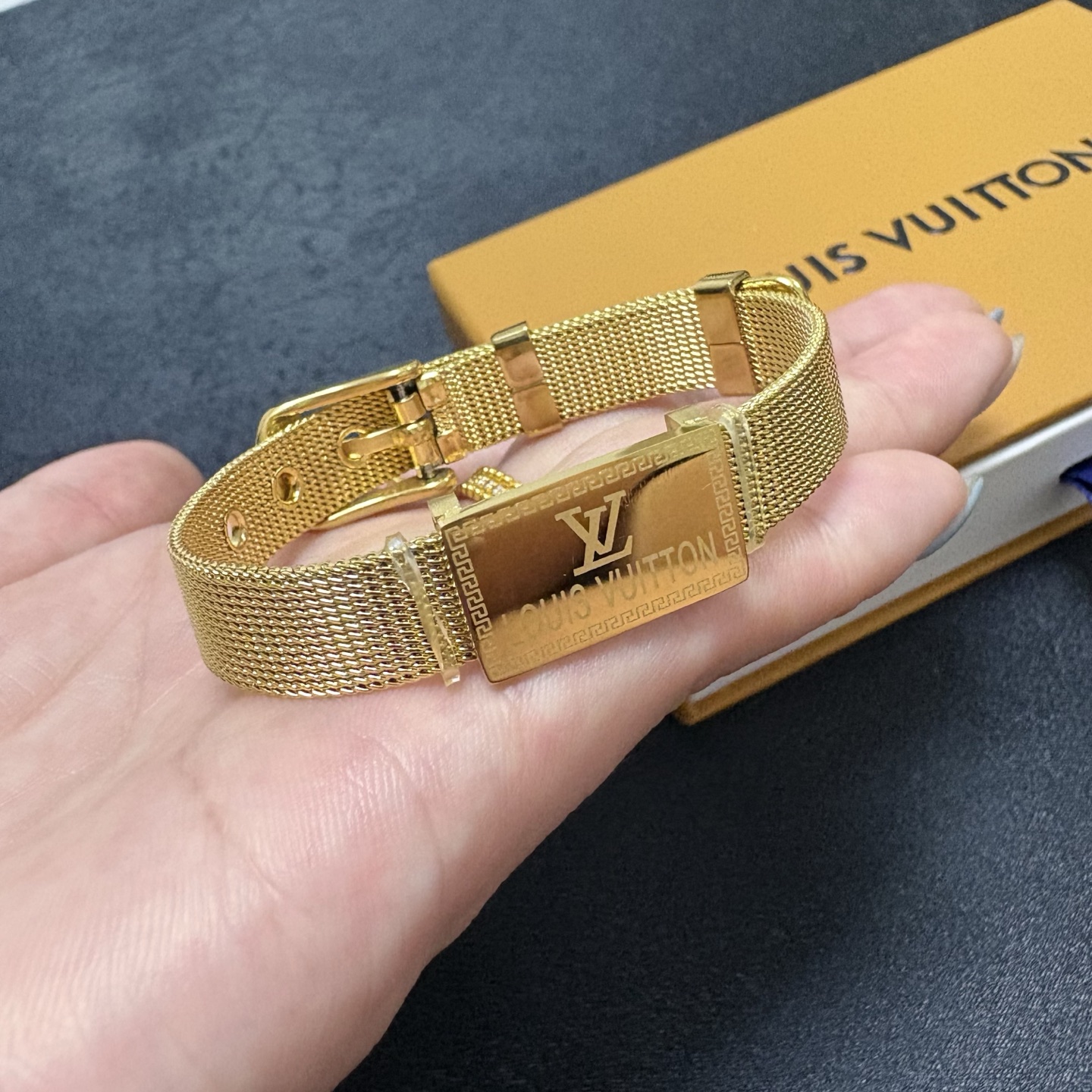 ルイ・ヴィトン ブレスレット【LV モノグラム バックル】14K メッキ加工 極細デザイン アンティーク＆モダン