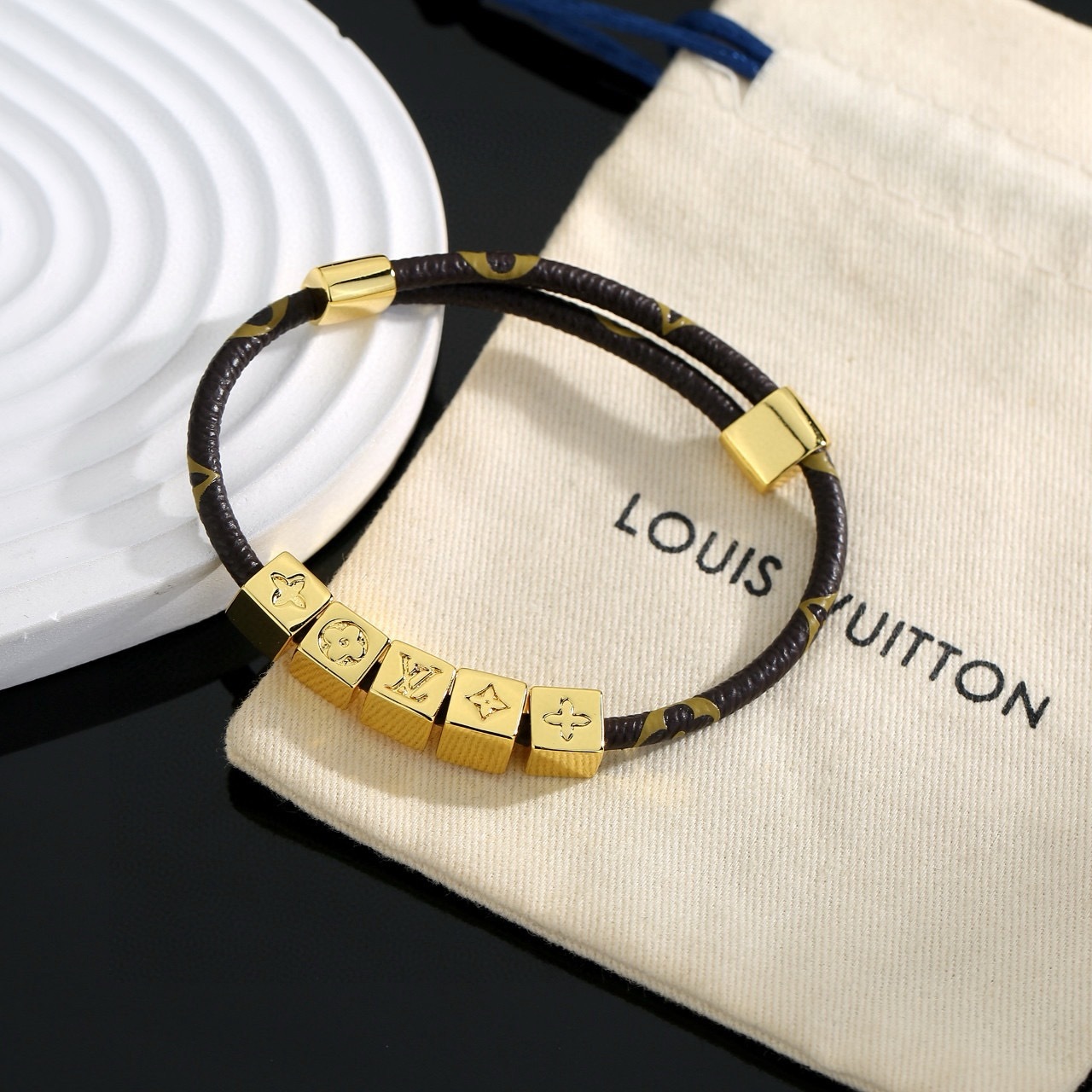 ルイ・ヴィトン「LV サークル」リバーシブル ブレスレット - アイコニックなモノグラムとメタルの調和