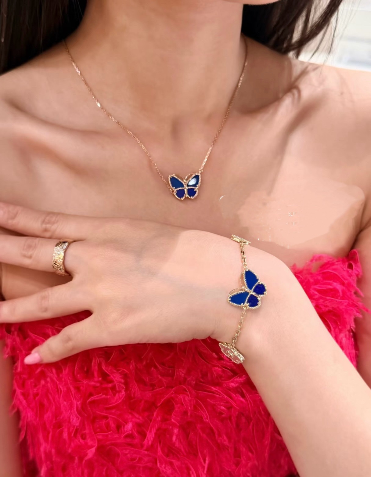 【Van Cleef & Arpels】ラッキーバタフライ シングルモチーフ ネックレス｜春の訪れを告げるブルーの輝き