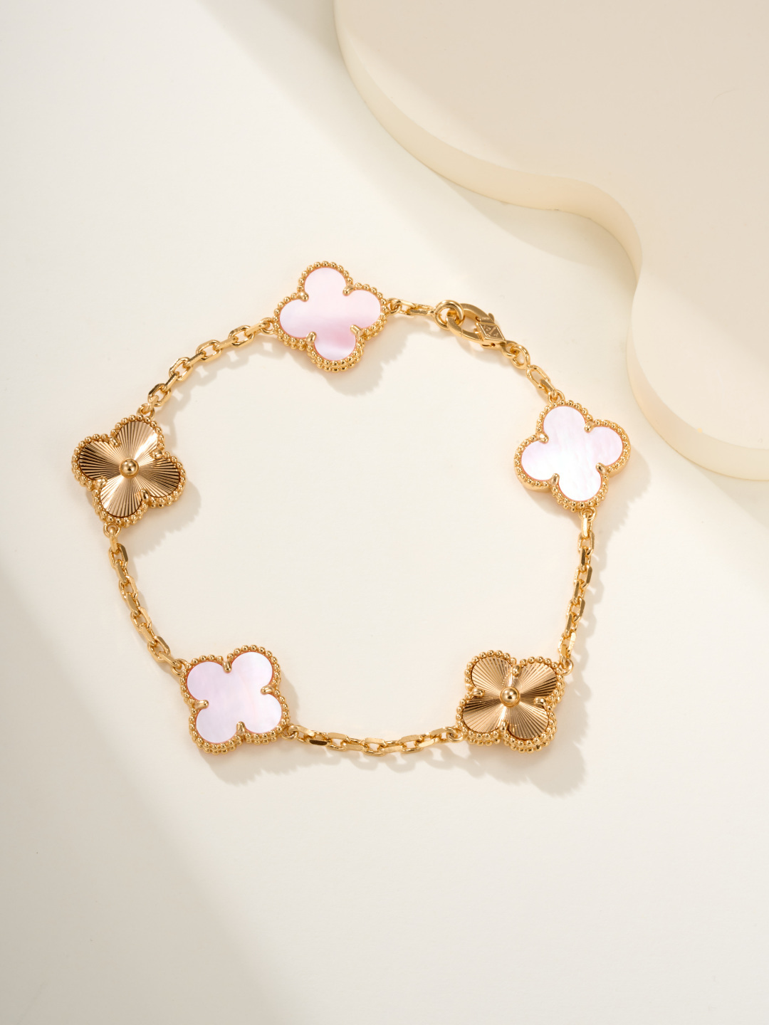 【Van Cleef & Arpels】アルハンブラ 5花モチーフ ブレスレット｜ピンクマザーオブパール＆カット・ワーク