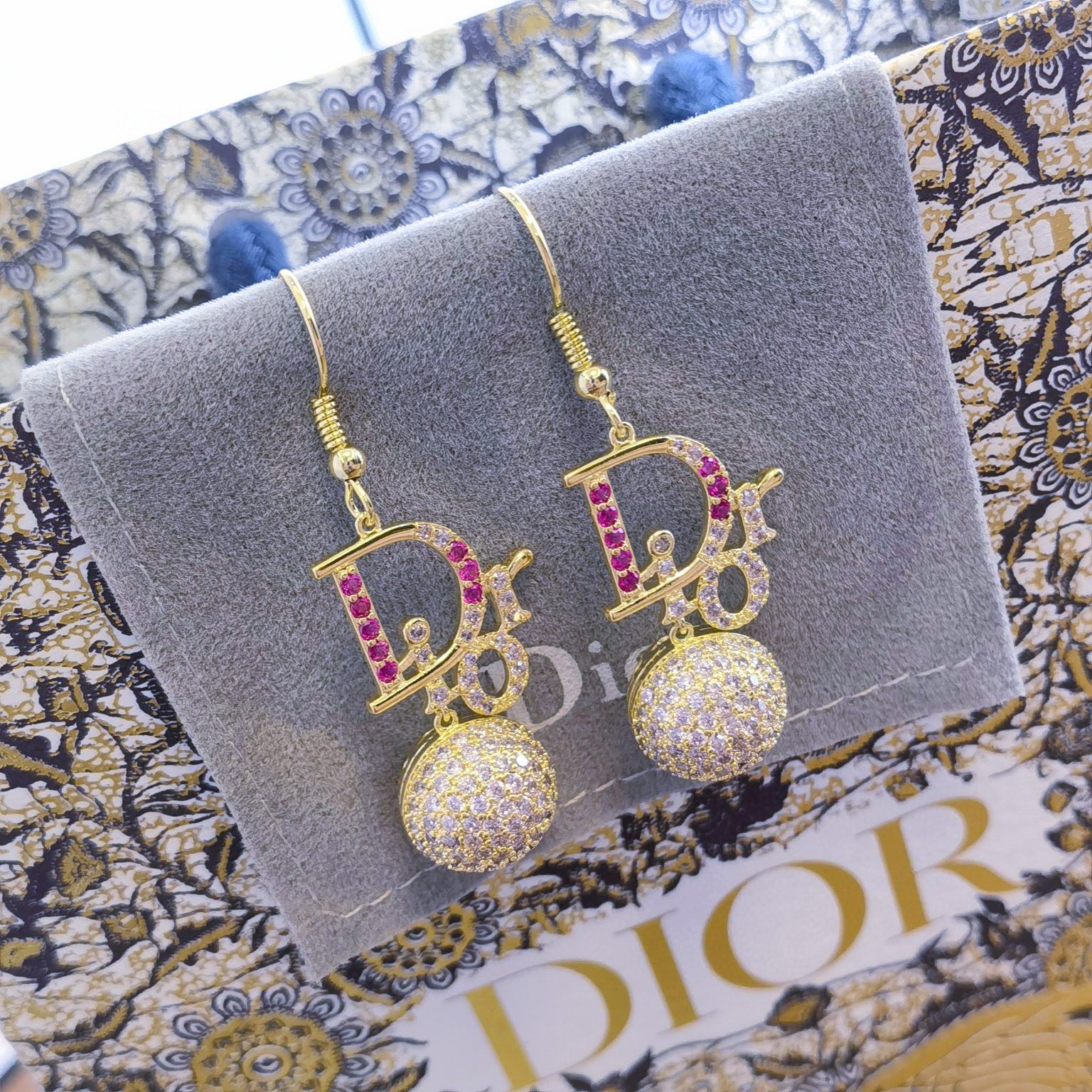 【ディオール】Dior 新作 ピアス｜CDロゴ＆カラーフル フリンジ スタッズ デザイン セレブ愛用 おしゃれ ジュエリー プレゼント