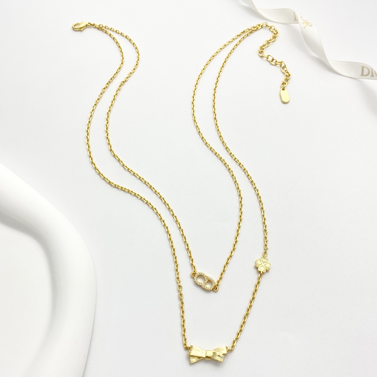 【DIOR】大人気新作入荷✨ CDロゴ＆リボン ダブルレイヤードネックレス｜キラキラ輝くスウィートフェイスの究極アイテム