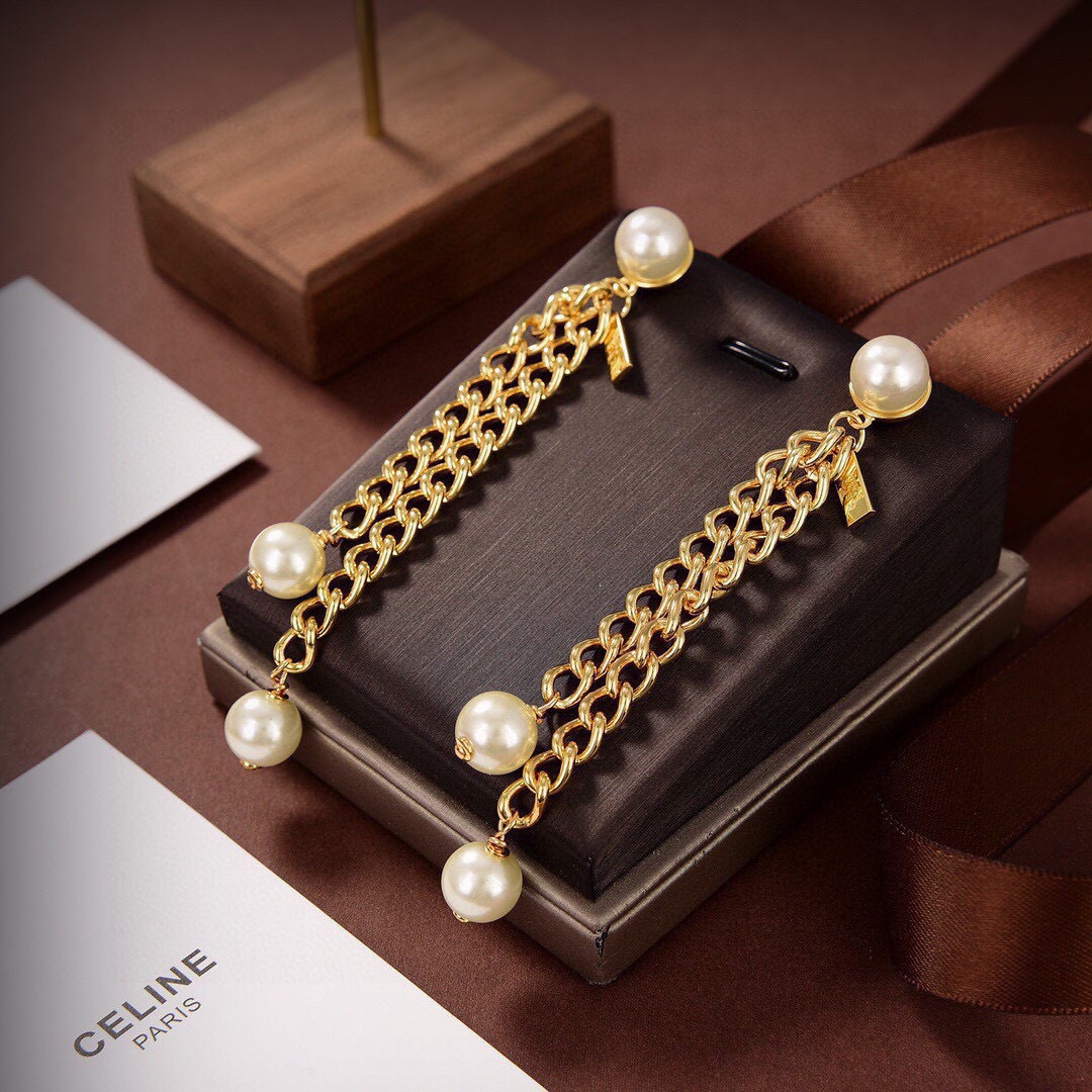 【CELINE セリーヌ】新作 パールイヤリング｜常識を覆す個性派デザイン｜モダンとクラシックの融合