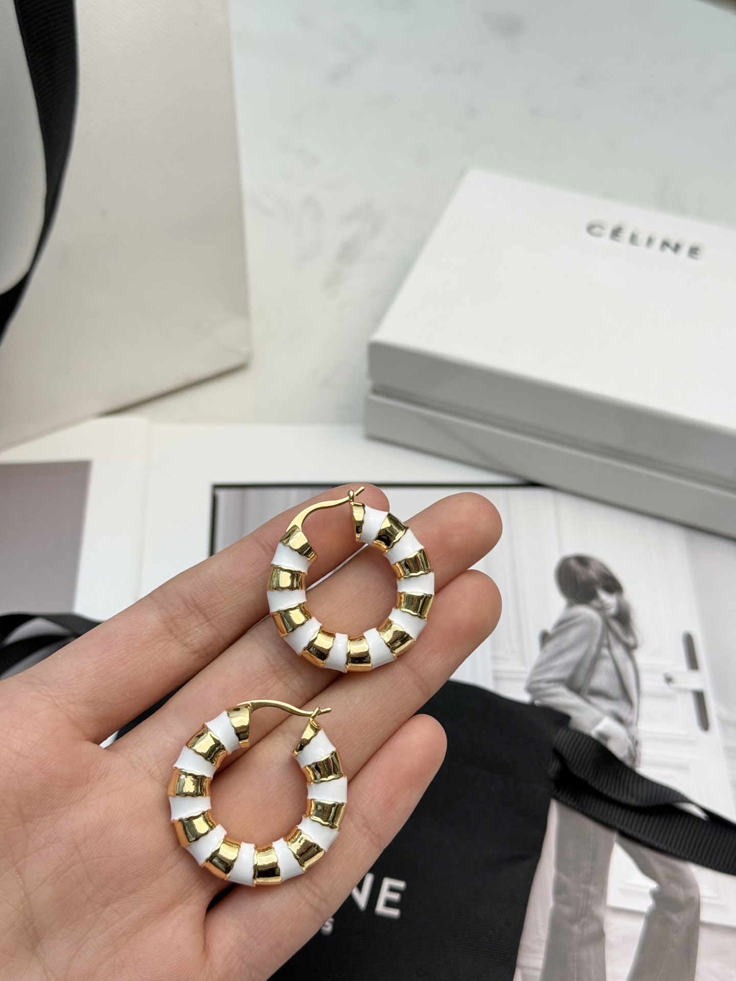【CELINE セリーヌ】ホワイト×メタル コンビ フープピアス｜エナメル×ポリッシュドメタル｜洗練されたモダンデザイン