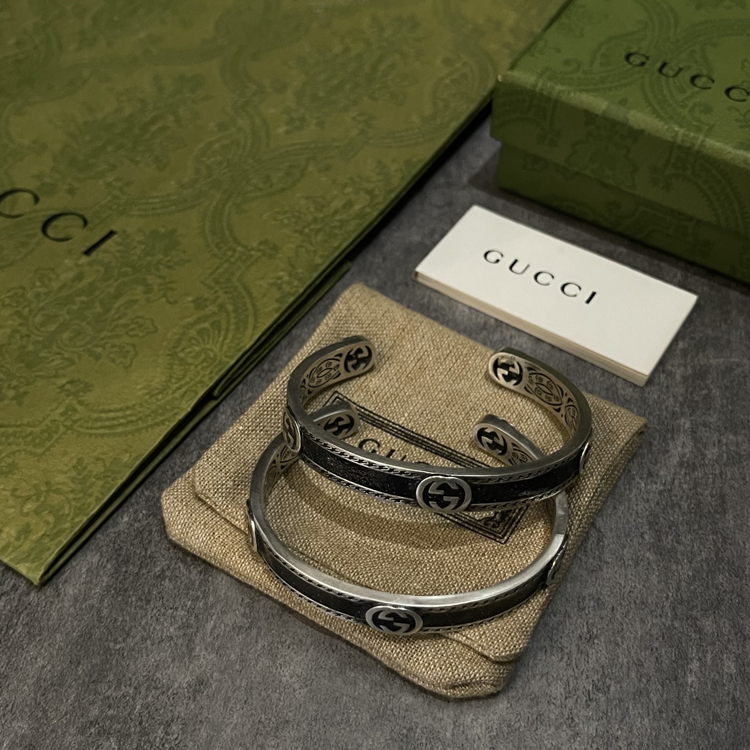 【GUCCI グッチ】ブラックエナメル ダブルG バングル｜ヴィンテージ加工×ウェブストライプ｜カップルにもおすすめの定番モデル