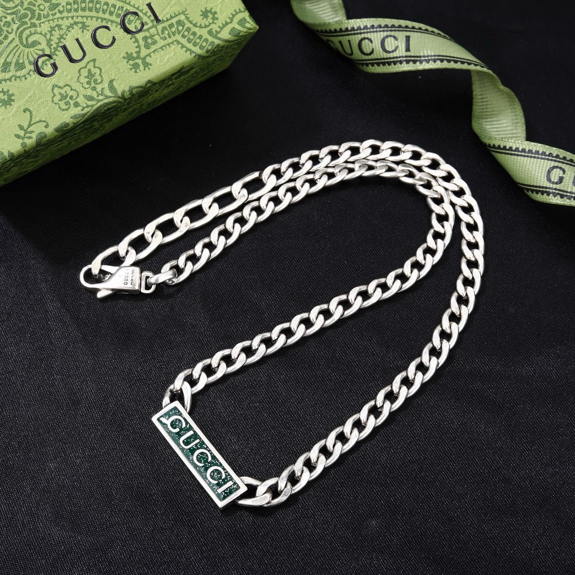 【GUCCI グッチ】ダブルG ステートメント ネックレス｜アンティーク加工の重厚な輝き｜ストリートスナップ映えする今季の注目モデル