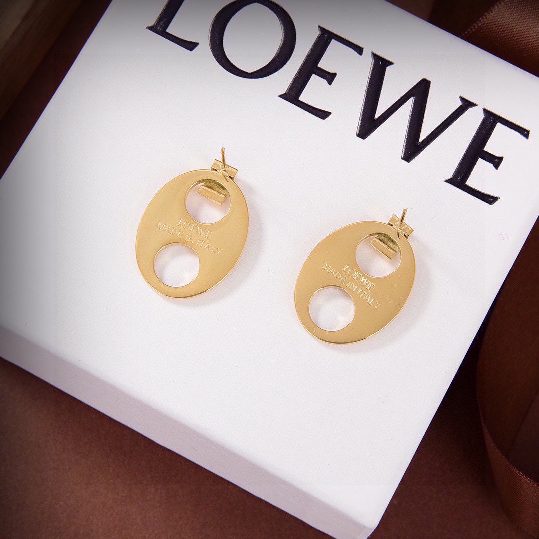 【LOEWE ロエベ】アナグラム スタッドイヤリング｜18Kゴールドメッキ×真鍮素材｜洗練されたミニマリズムの極致