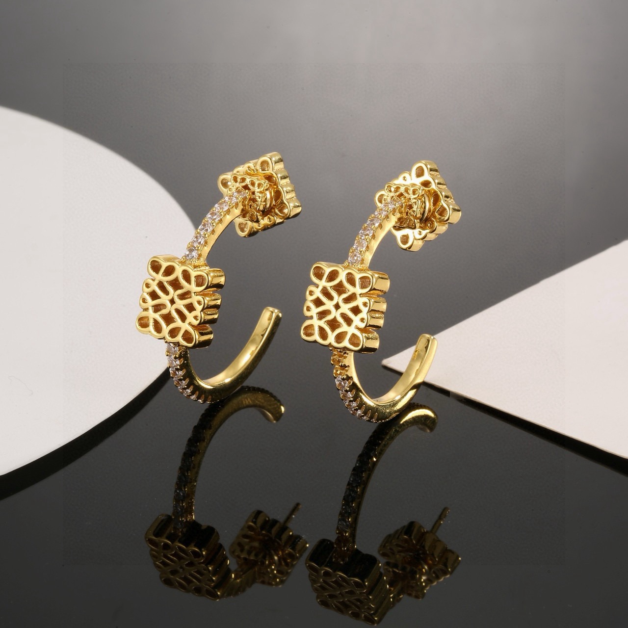 【LOEWE ロエベ】新作 アナグラム ラインアート スタッドイヤリング｜ゴールド×クリスタル｜芸術的な佇まいが魅力の注目モデル