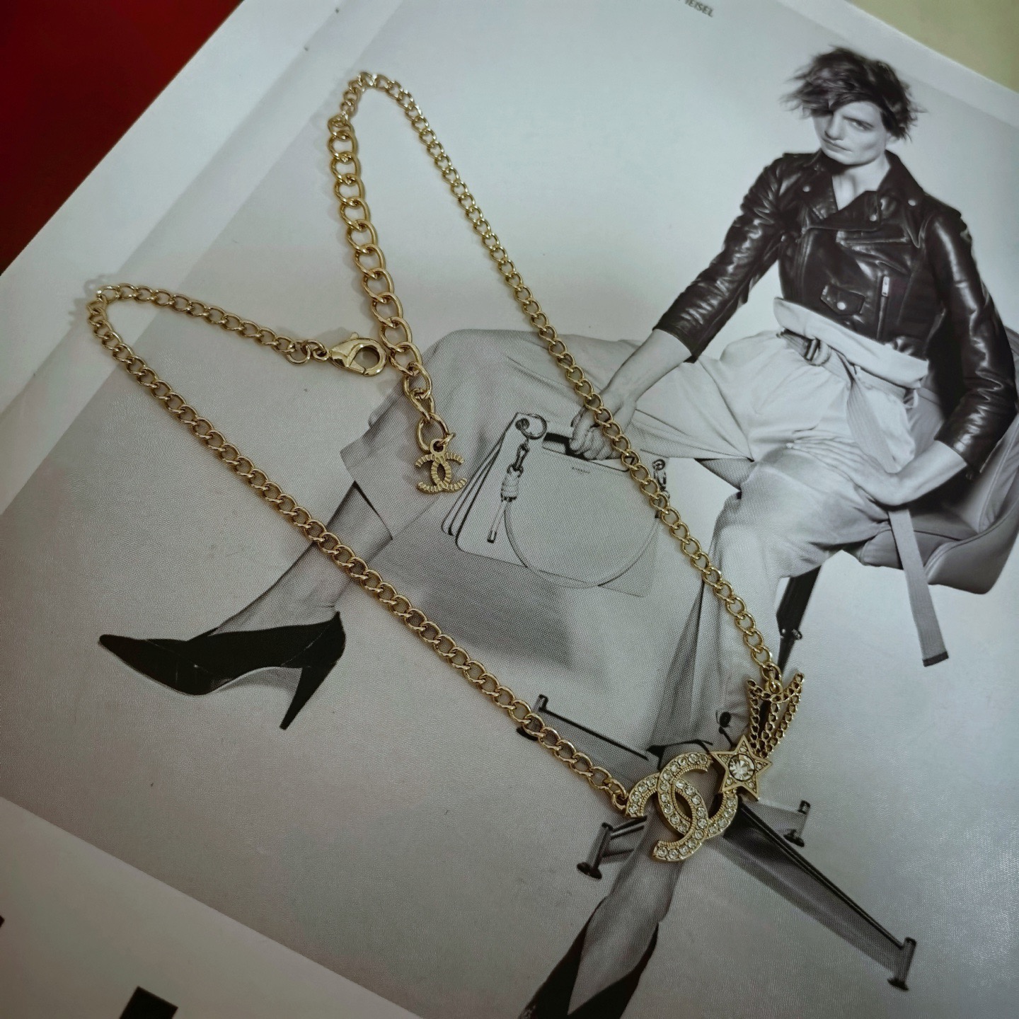【CHANEL シャネル】セットアップ ネックレス｜上品な華やかさと小顔効果｜若々しい遊び心が光る注目モデル