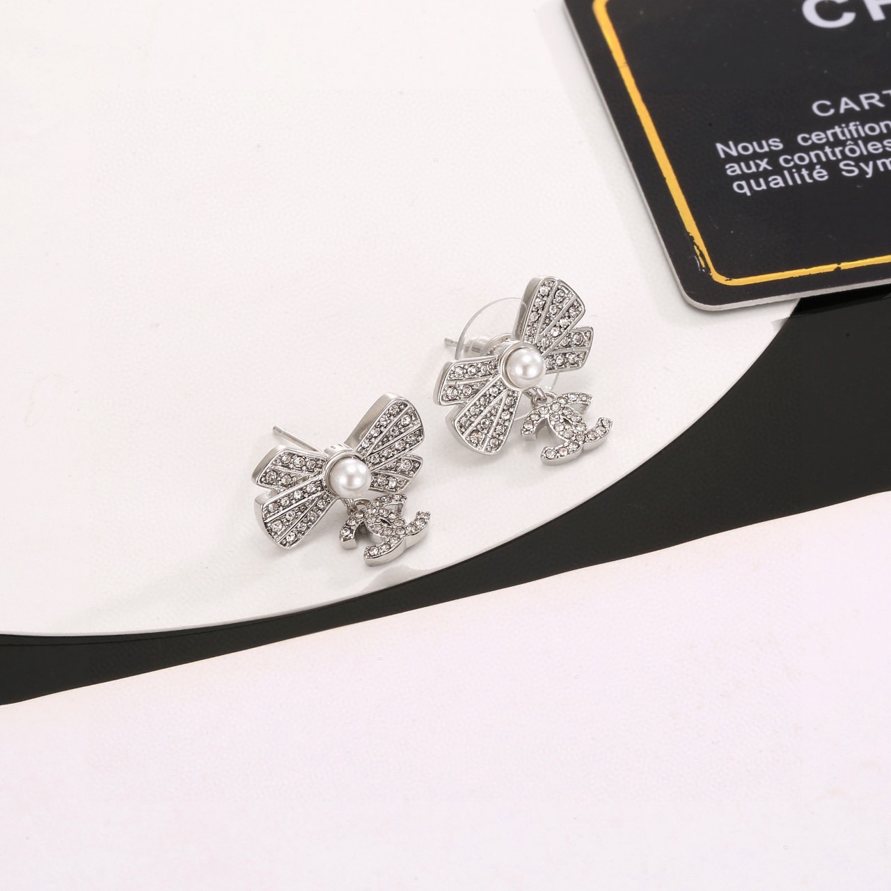 【CHANEL シャネル】定番 ダブルC リボン スタッドピアス｜上品な華やかさと小顔効果が光る逸品