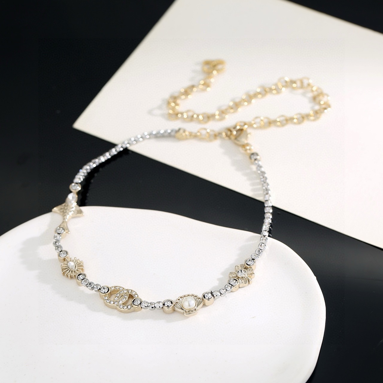 【CHANEL シャネル】25C新作 スキャラップ パール ネックレス｜フルクリスタル＆ゴールドが織りなす夢のような輝き