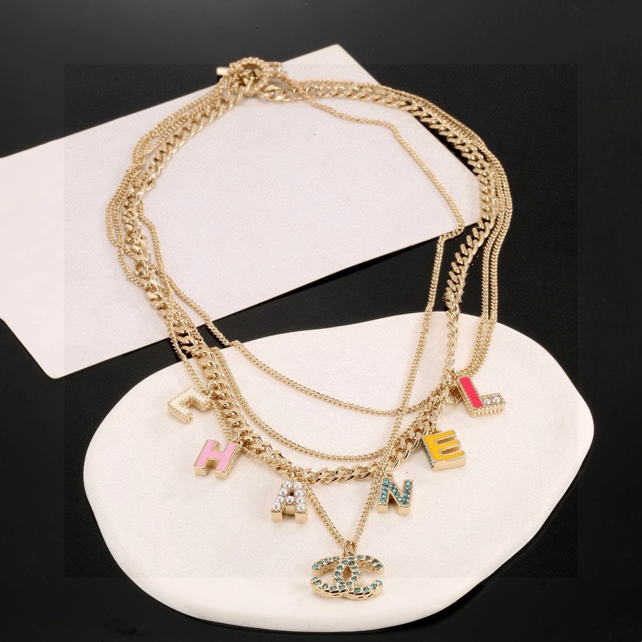 【CHANEL シャネル】カラーエポキシ マルチレイヤー ネックレス｜スワロフスキー輝く贅沢な煌めきと重厚な作り込み