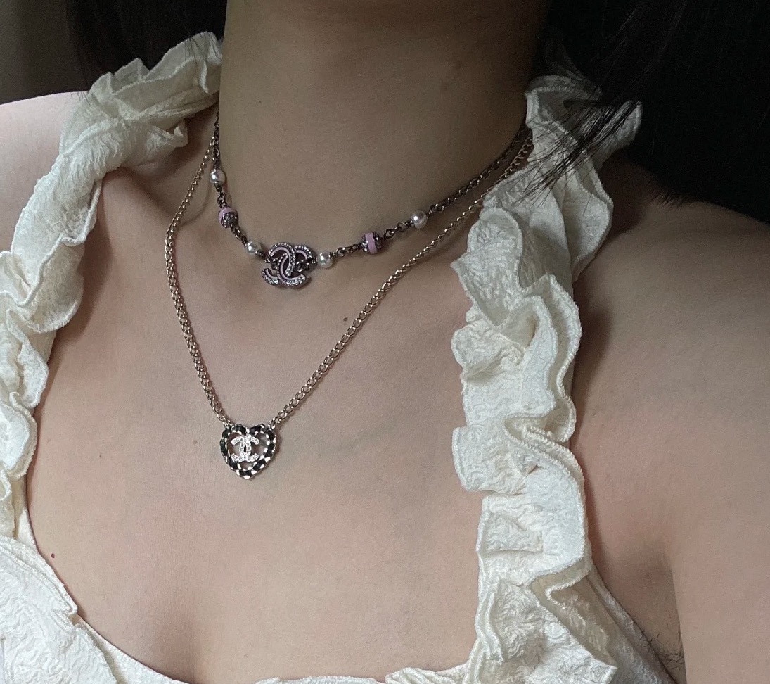 【CHANEL シャネル】25b新作 オーロラビーズ ダブルC チョーカー｜ブラックシルバー×ピンクエナメルの儚さとクールさが光る