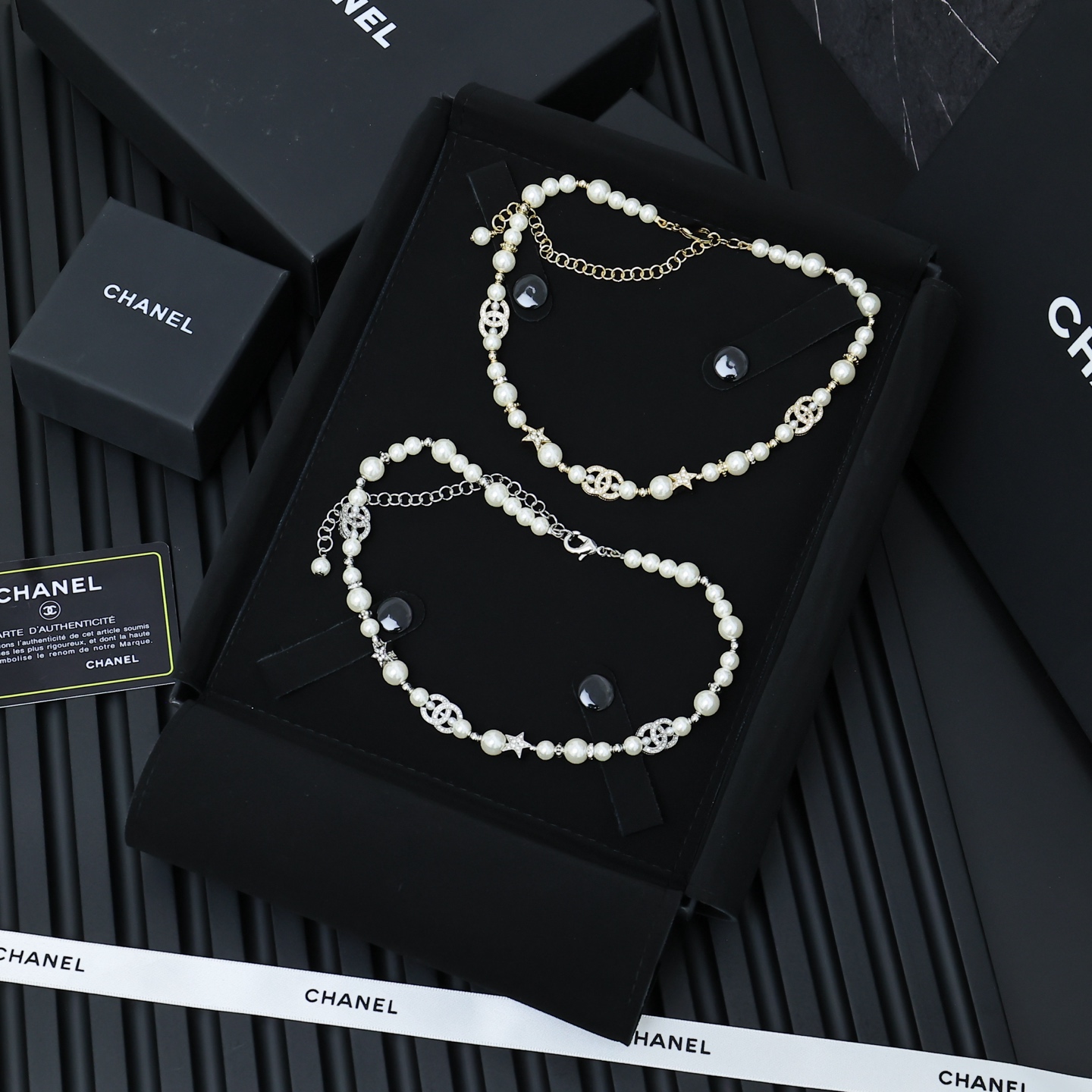 CHANEL シャネル】アルファベット スター パール チョーカー｜ロマンチックなムードが光る注目モデル