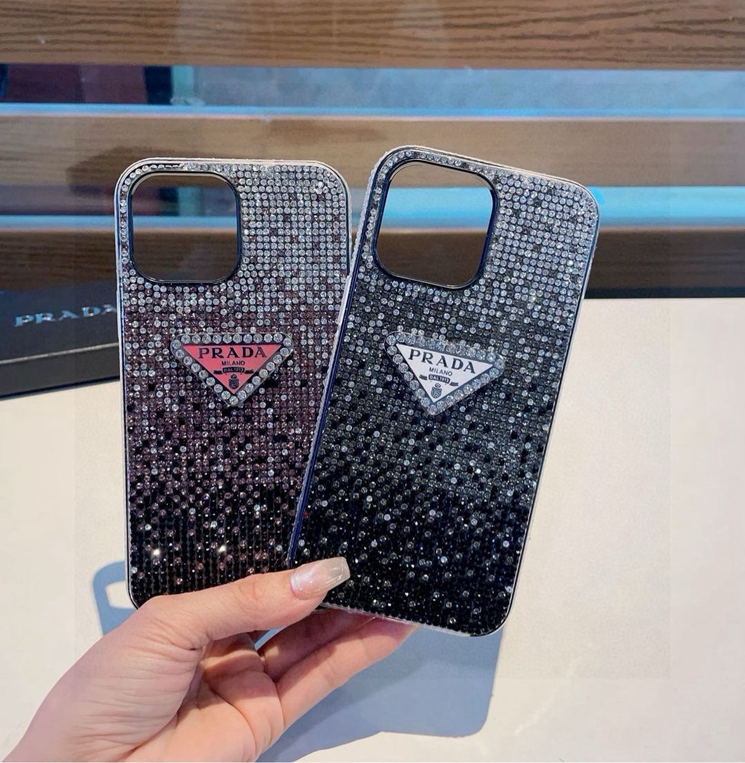 【PRADA プラダ】スパンコール 全面カバー iPhoneケース｜公式通りの輝きとミリ単位の精密設計