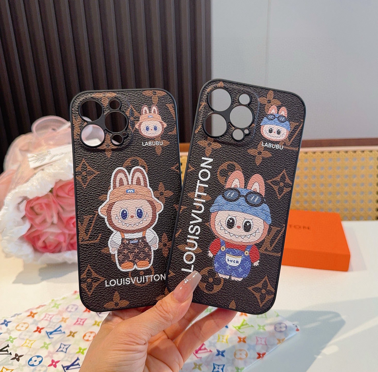 【LOUIS VUITTON LV】ラブビー 全面レザー巻き込み iPhoneケース｜精密穴空き＆希少モデルが光る注目作