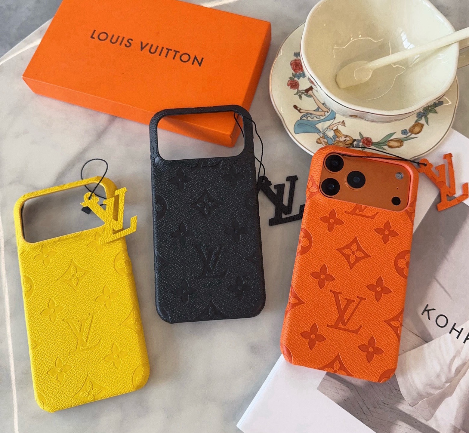 【LOUIS VUITTON LV】スターオレンジ エンボスレザー iPhoneケース｜牛革シボ加工が光る至高の一品