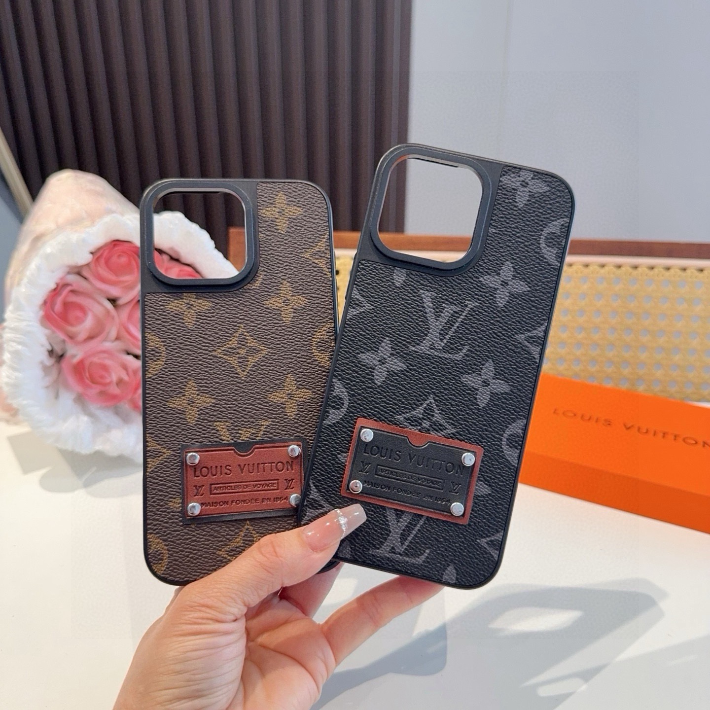 【LOUIS VUITTON LV】モノグラム レザー貼り込み 全面カバー iPhoneケース｜公式通りの高級感が光る注目モデル